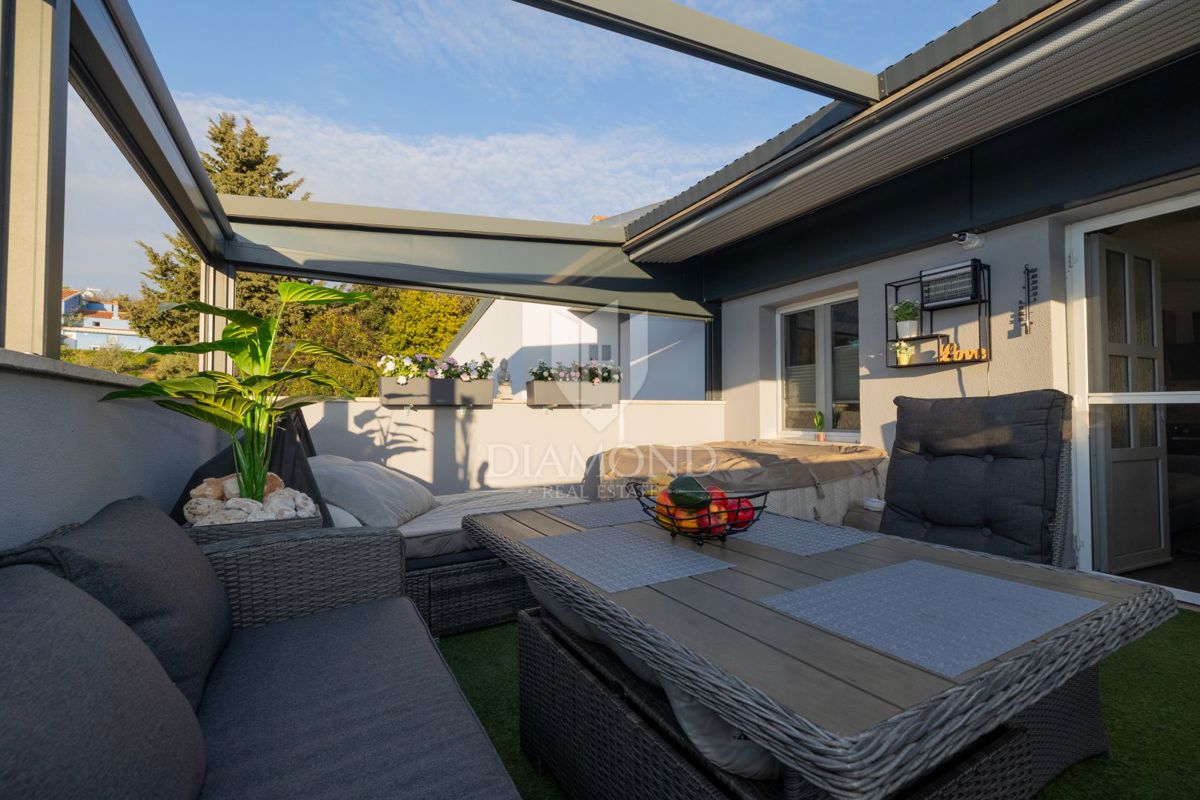 Moderno stanovanje z razkošno teraso in jacuzzijem, pogled na morje