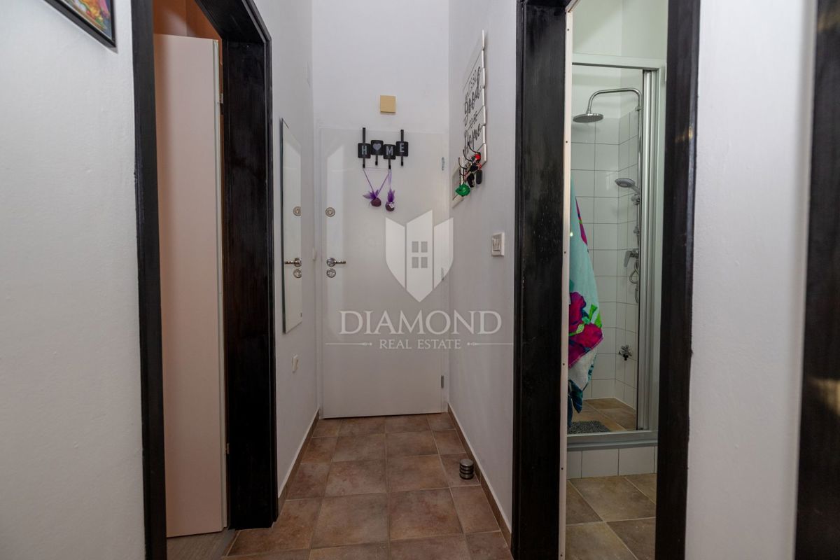 Moderno stanovanje z razkošno teraso in jacuzzijem, pogled na morje