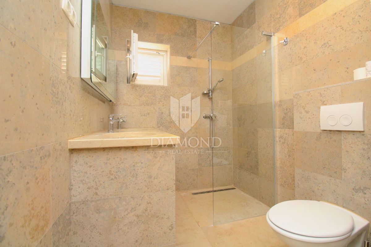 Apartmajska hiša z bazenom v okolici Rapca