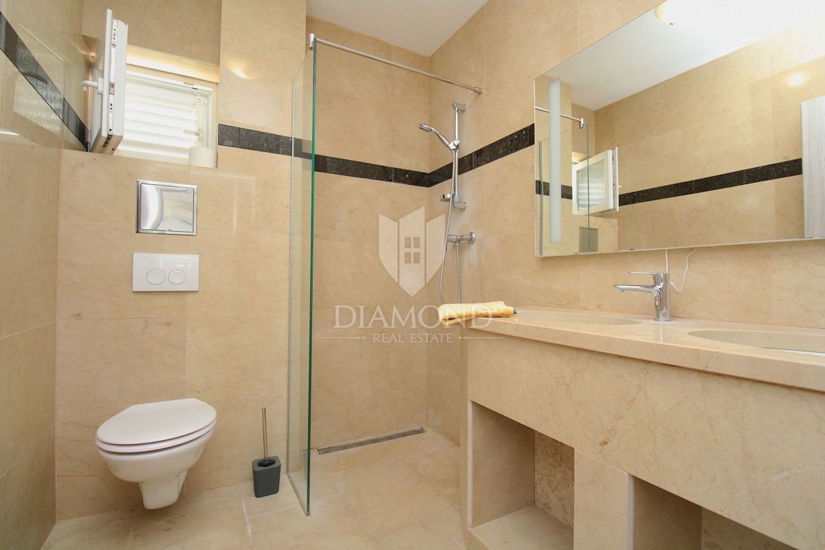 Apartmajska hiša z bazenom v okolici Rapca