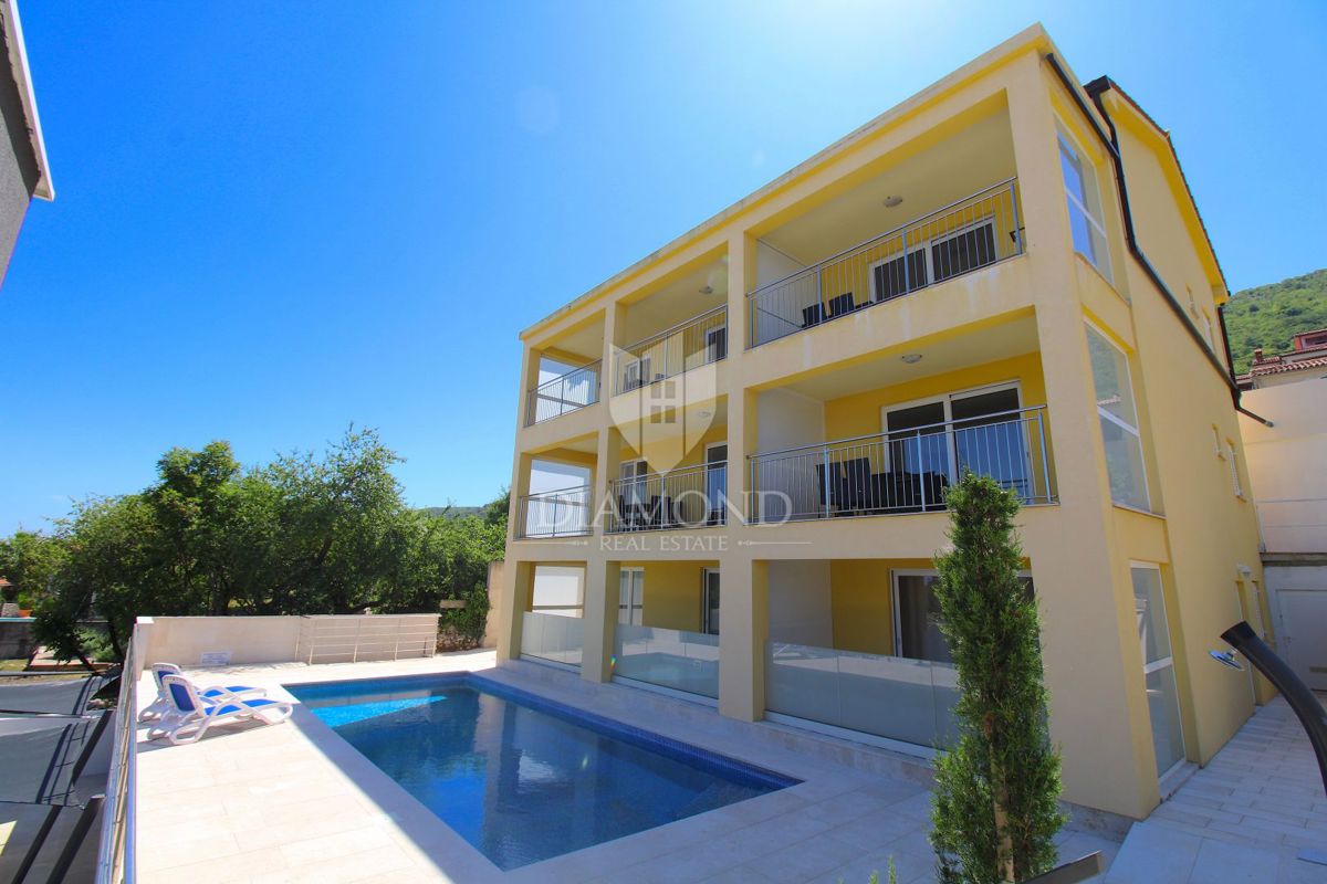 Apartmajska hiša z bazenom v okolici Rapca