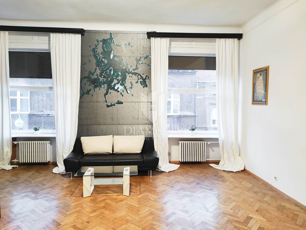 Zagreb, Center! Moderno trisobno stanovanje!