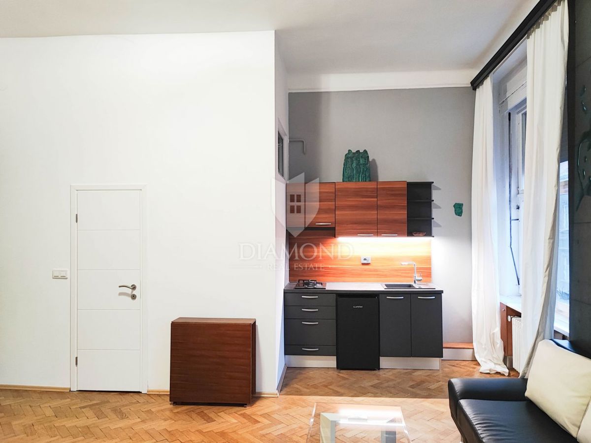 Zagreb, Center! Moderno trisobno stanovanje!