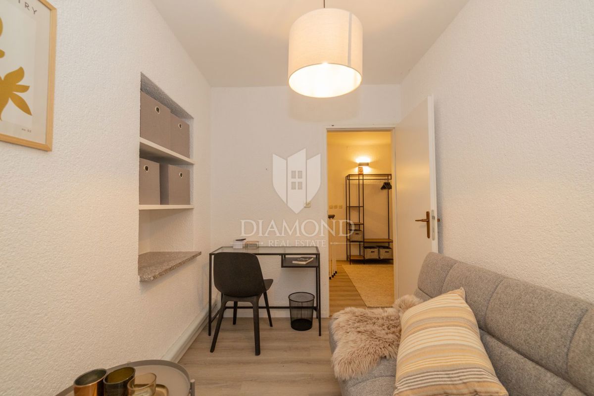 Dvoetažno stanovanje v središču mesta, tri spalnice, terasa, shramba