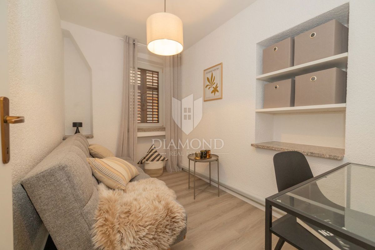 Dvoetažno stanovanje v središču mesta, tri spalnice, terasa, shramba