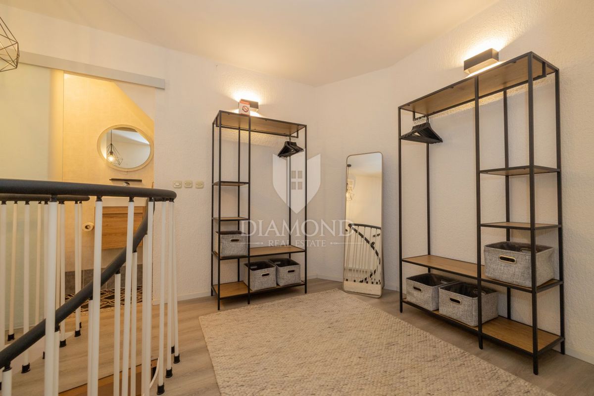 Dvoetažno stanovanje v središču mesta, tri spalnice, terasa, shramba