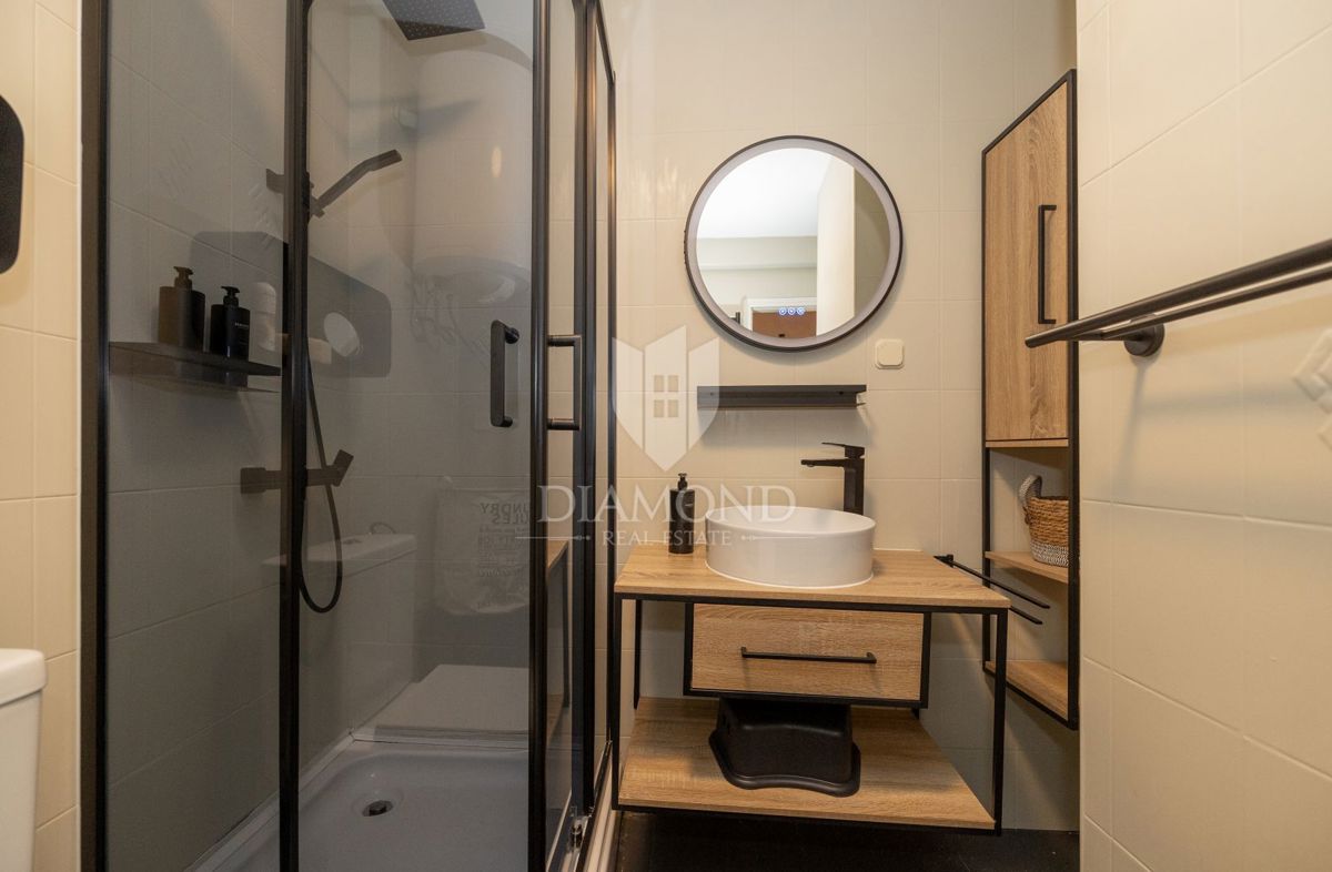 Dvoetažno stanovanje v središču mesta, tri spalnice, terasa, shramba