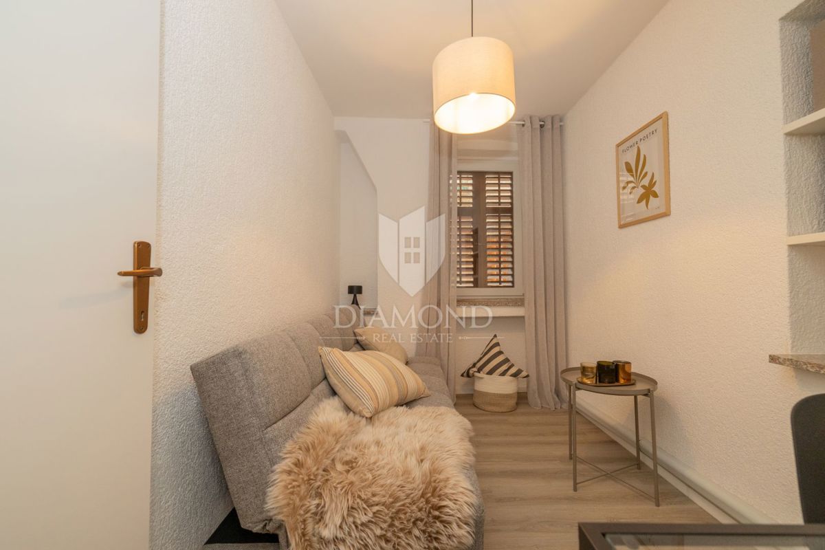 Dvoetažno stanovanje v središču mesta, tri spalnice, terasa, shramba