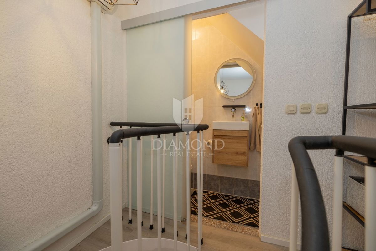 Dvoetažno stanovanje v središču mesta, tri spalnice, terasa, shramba