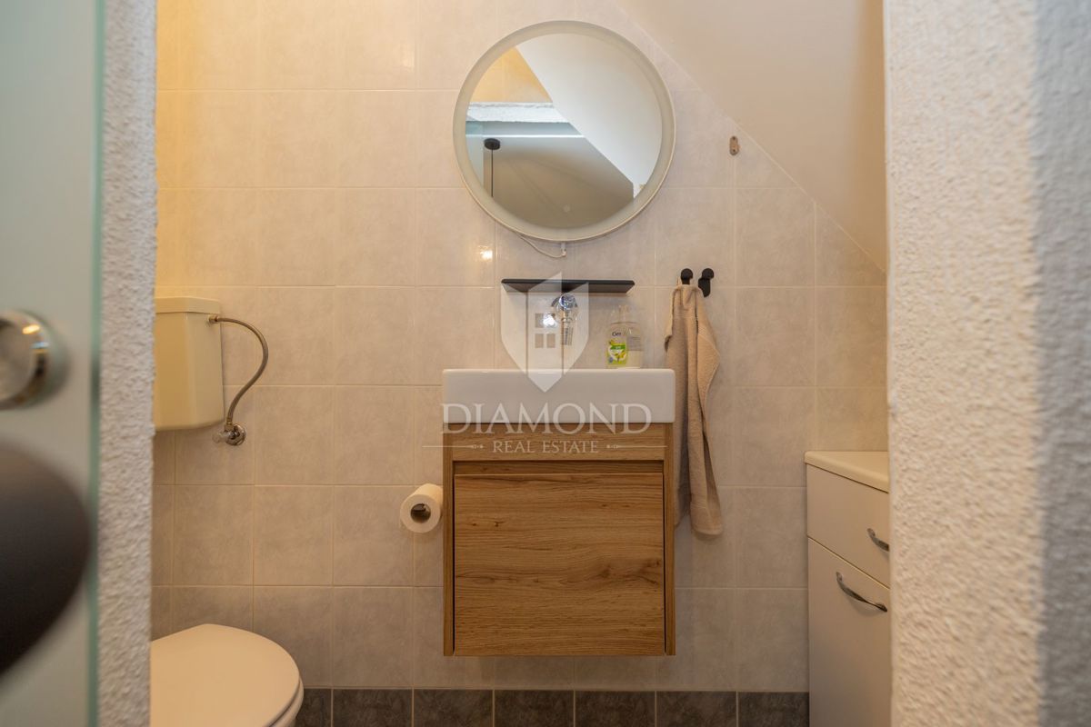 Dvoetažno stanovanje v središču mesta, tri spalnice, terasa, shramba