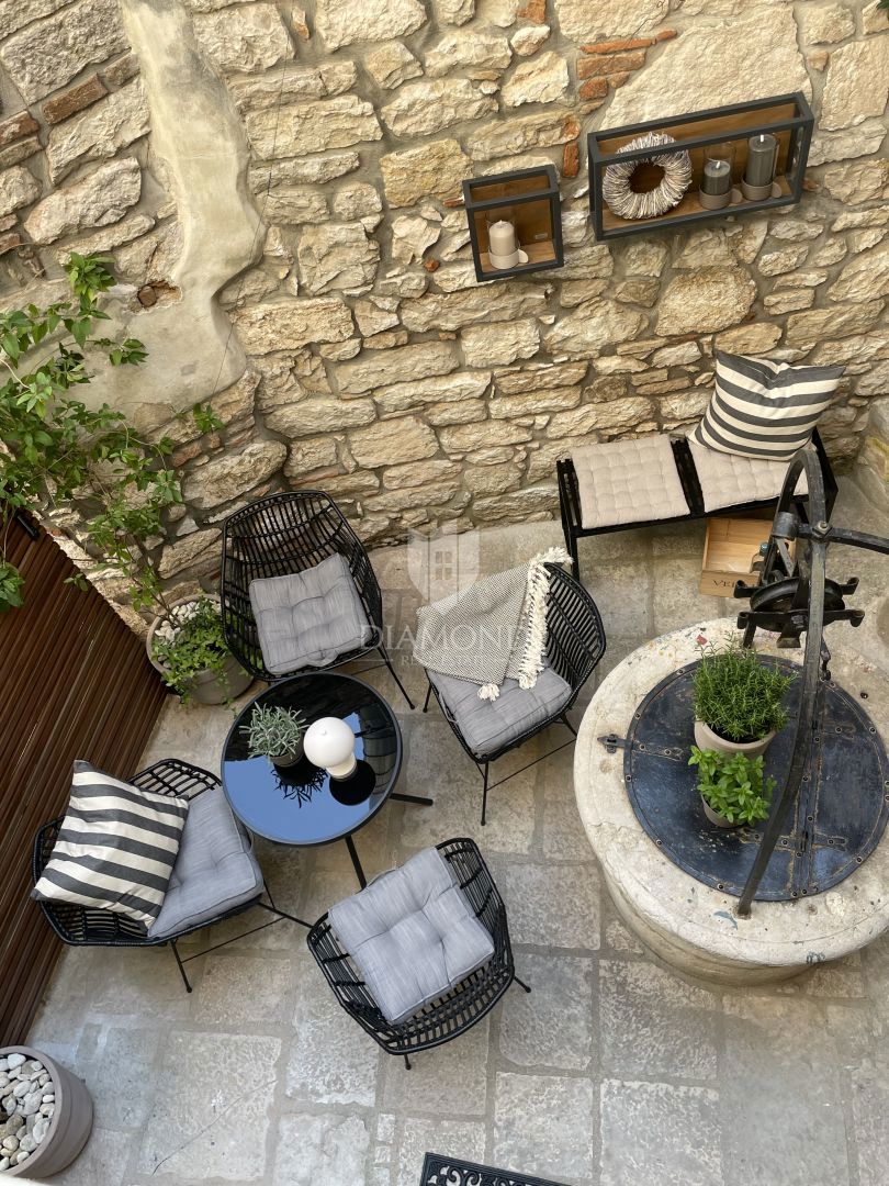 Dvoetažno stanovanje v središču mesta, tri spalnice, terasa, shramba