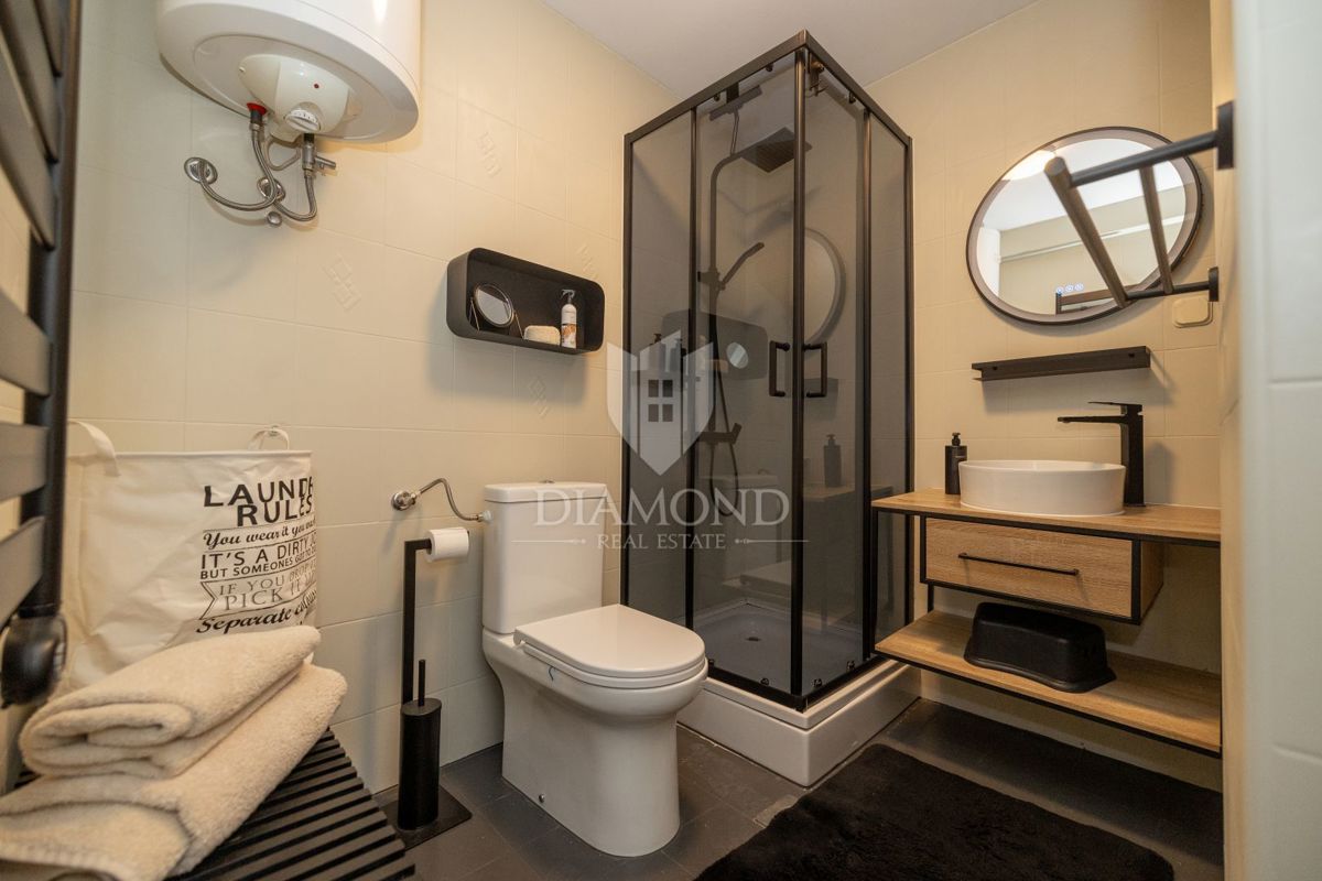 Dvoetažno stanovanje v središču mesta, tri spalnice, terasa, shramba