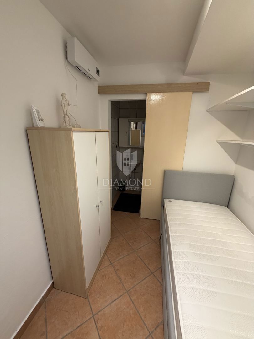 Dvoetažno stanovanje v središču mesta, tri spalnice, terasa, shramba