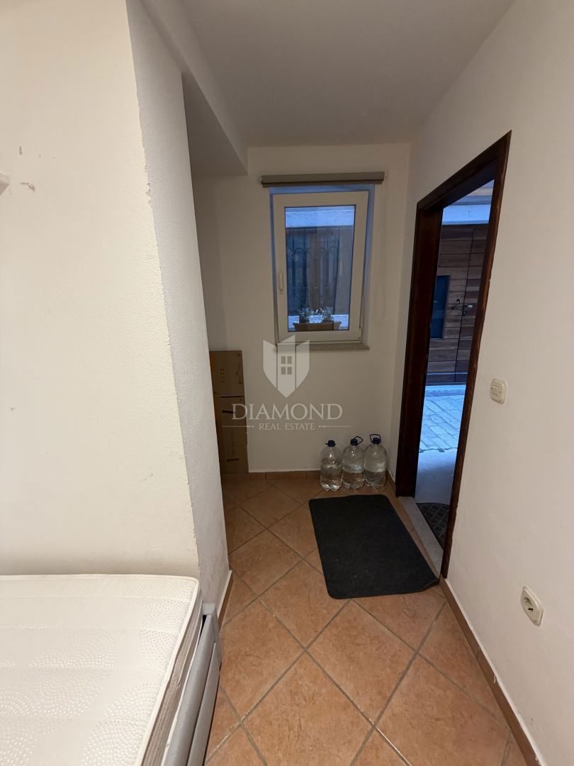 Dvoetažno stanovanje v središču mesta, tri spalnice, terasa, shramba