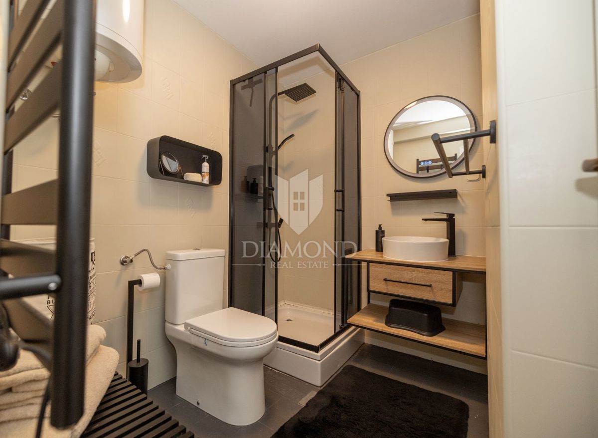 Dvoetažno stanovanje v središču mesta, tri spalnice, terasa, shramba