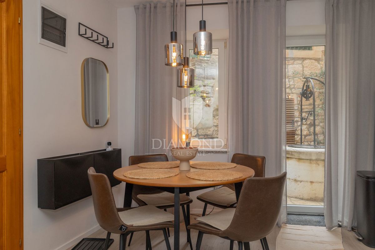 Dvoetažno stanovanje v središču mesta, tri spalnice, terasa, shramba