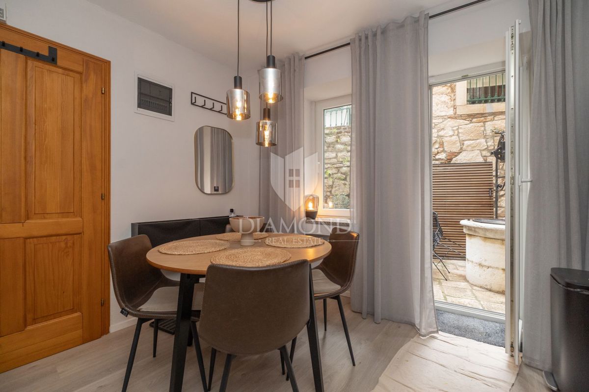 Dvoetažno stanovanje v središču mesta, tri spalnice, terasa, shramba