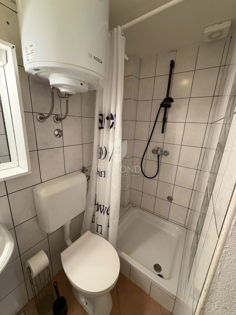 Dvoetažno stanovanje v središču mesta, tri spalnice, terasa, shramba