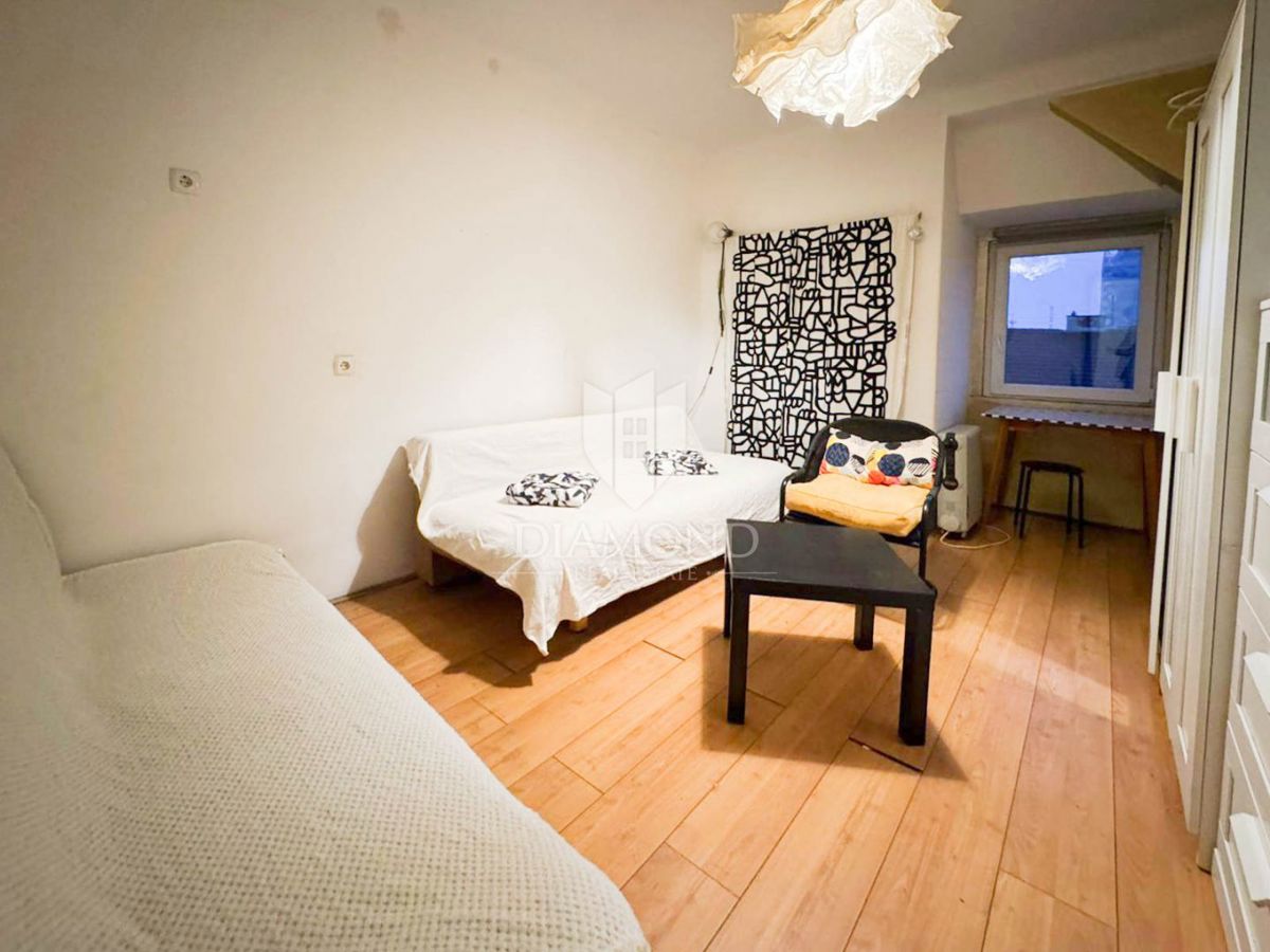 Zagreb, Center! Trisobno stanovanje za investicijo!