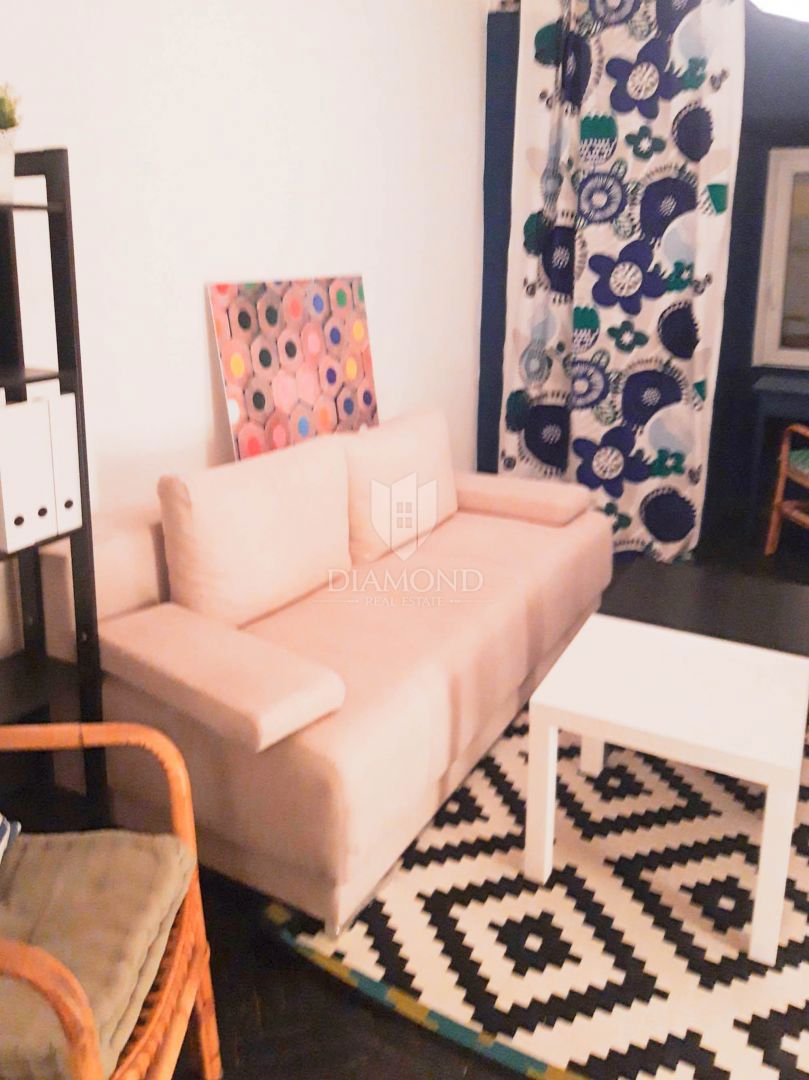 Zagreb, Center! Trisobno stanovanje za investicijo!