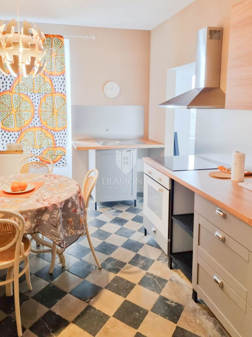 Zagreb, Center! Trisobno stanovanje za investicijo!