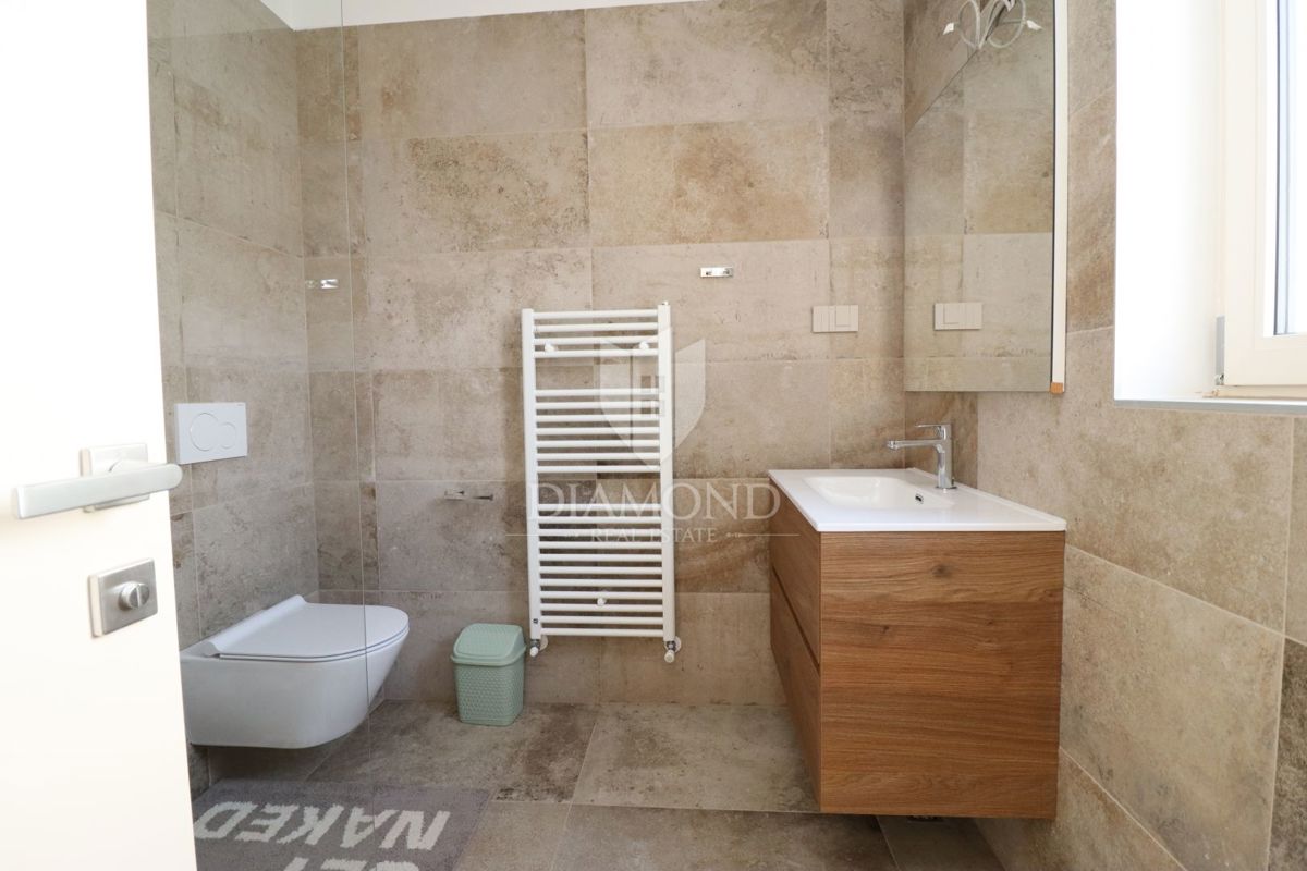 Poreč, okolica, opremljena hiša le nekaj korakov od morja