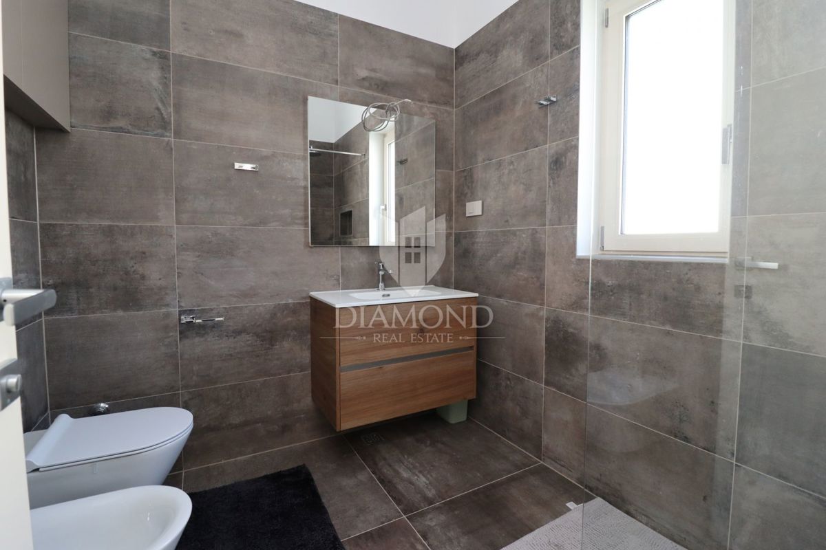 Poreč, okolica, opremljena hiša le nekaj korakov od morja