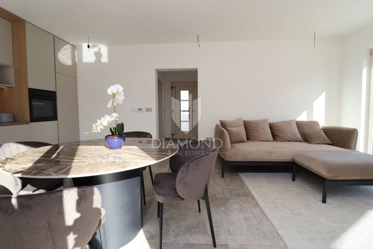 Poreč, okolica, opremljena hiša le nekaj korakov od morja