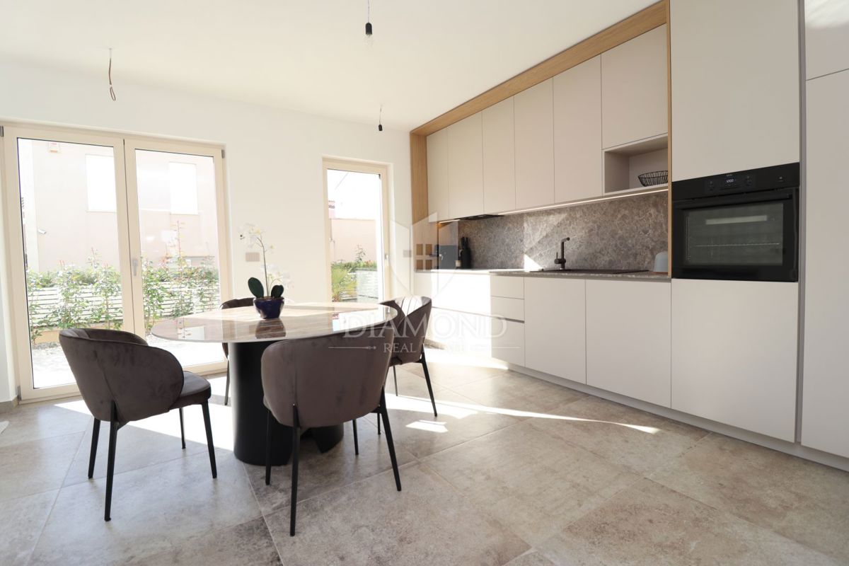 Poreč, okolica, opremljena hiša le nekaj korakov od morja