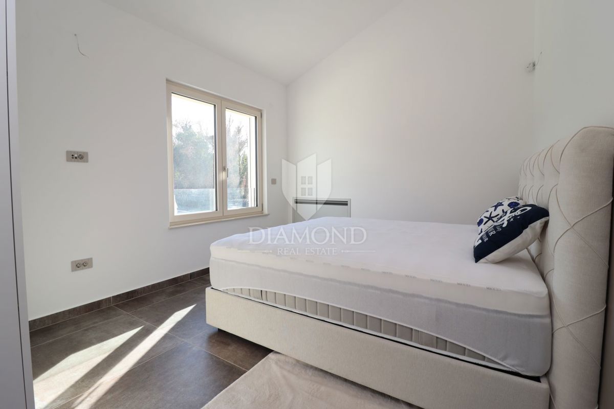 Poreč, okolica, opremljena hiša le nekaj korakov od morja