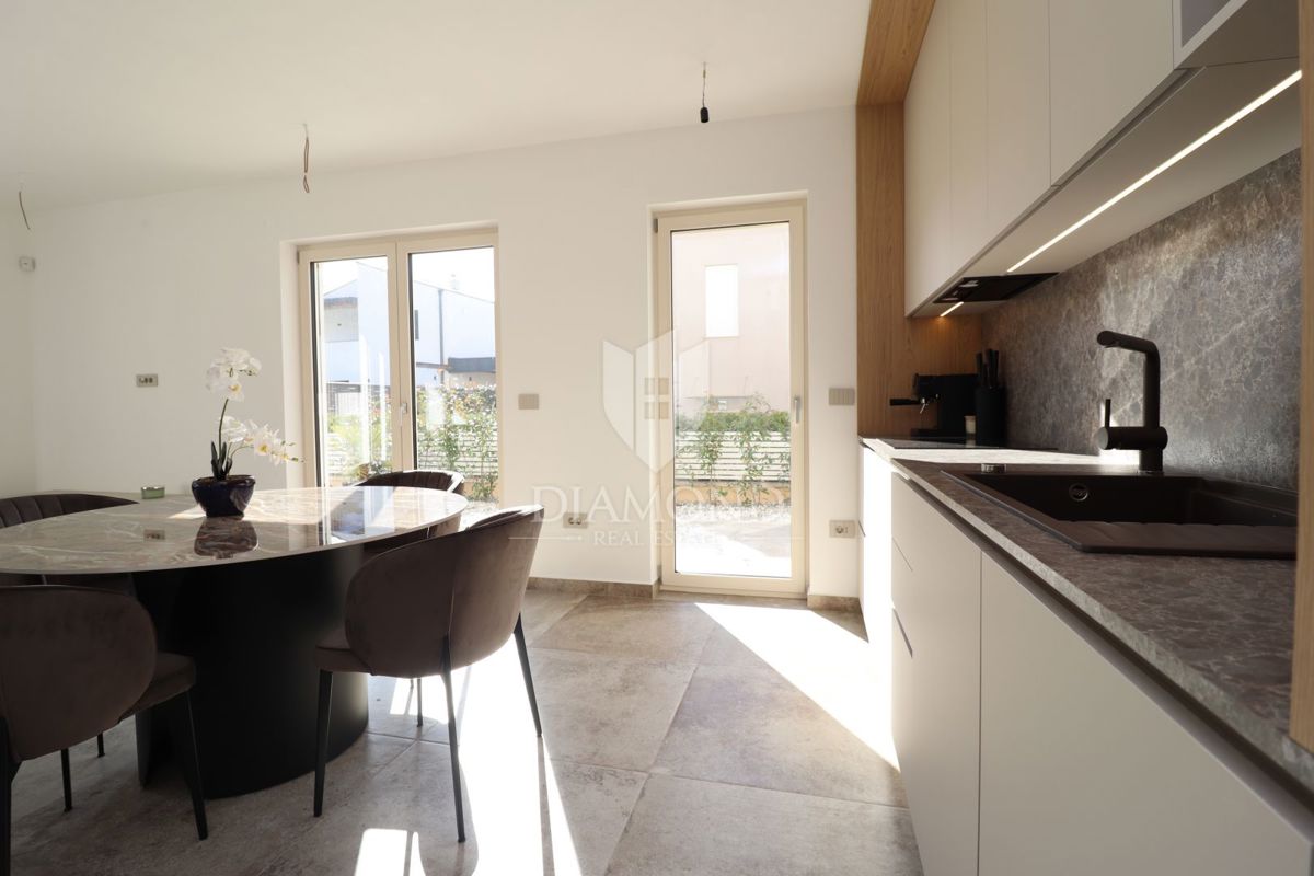 Poreč, okolica, opremljena hiša le nekaj korakov od morja