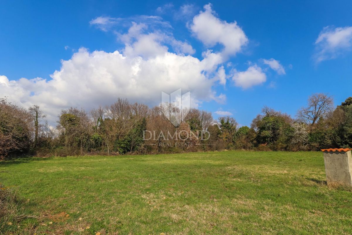 LIŽNJAN, Gradbena parcela z veljavnim gradbenim dovoljenjem – 4 stanovanja!