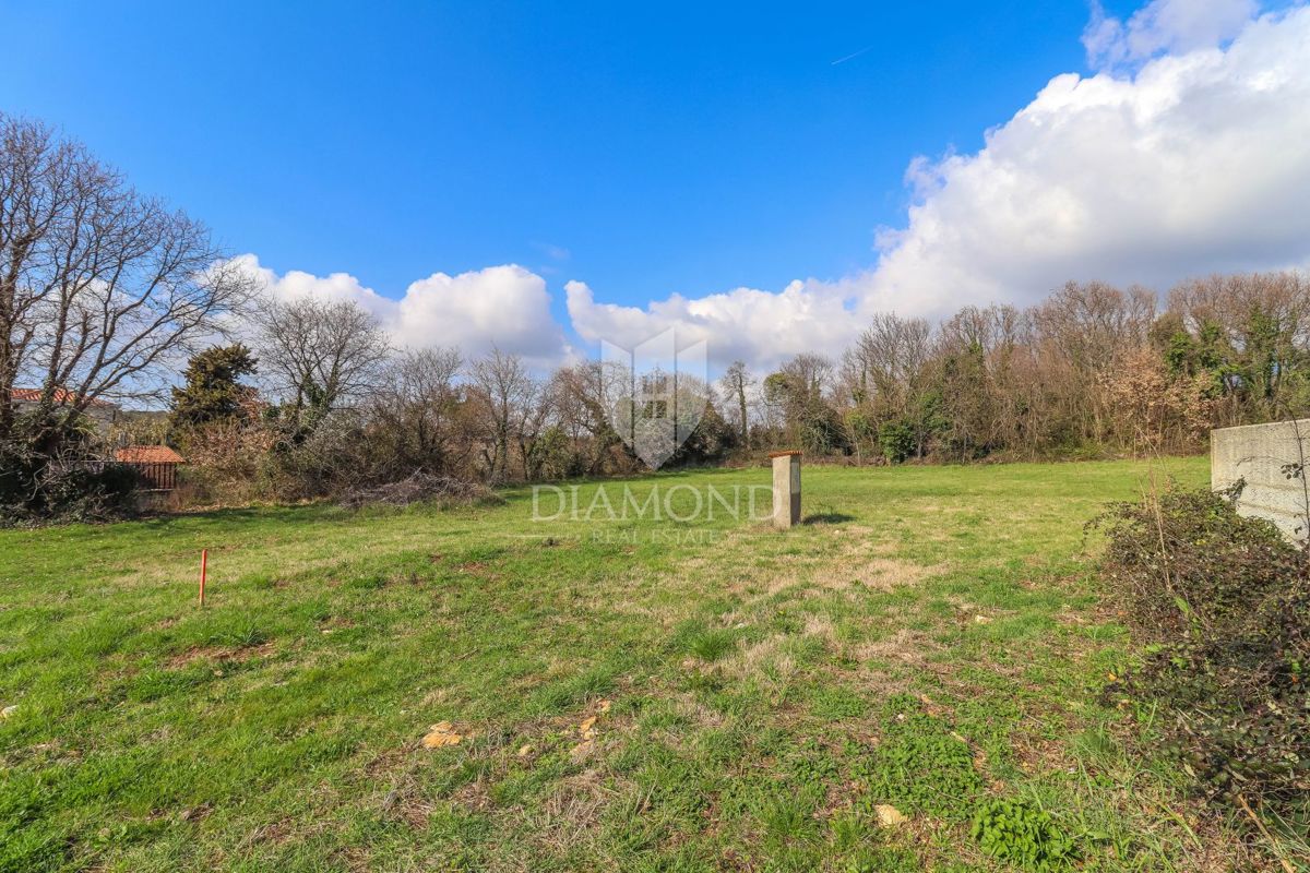 LIŽNJAN, Gradbena parcela z veljavnim gradbenim dovoljenjem – 4 stanovanja!