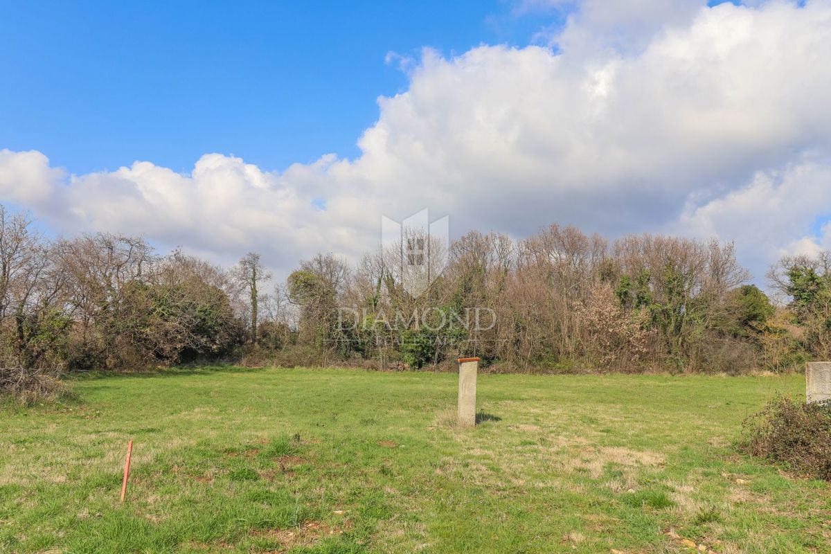 LIŽNJAN, Gradbena parcela z veljavnim gradbenim dovoljenjem – 4 stanovanja!