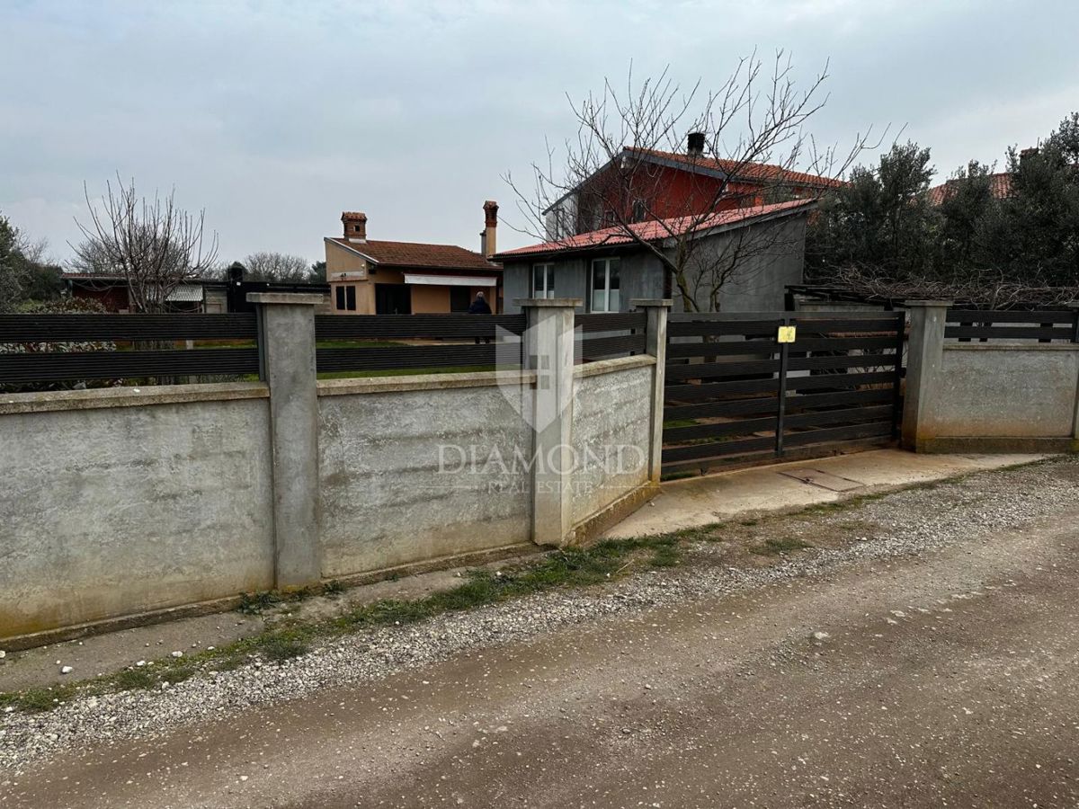 Okolica Pule - gradbeno zemljišče z dvema legaliziranima objektoma, idealno za bivanje ali investicijo