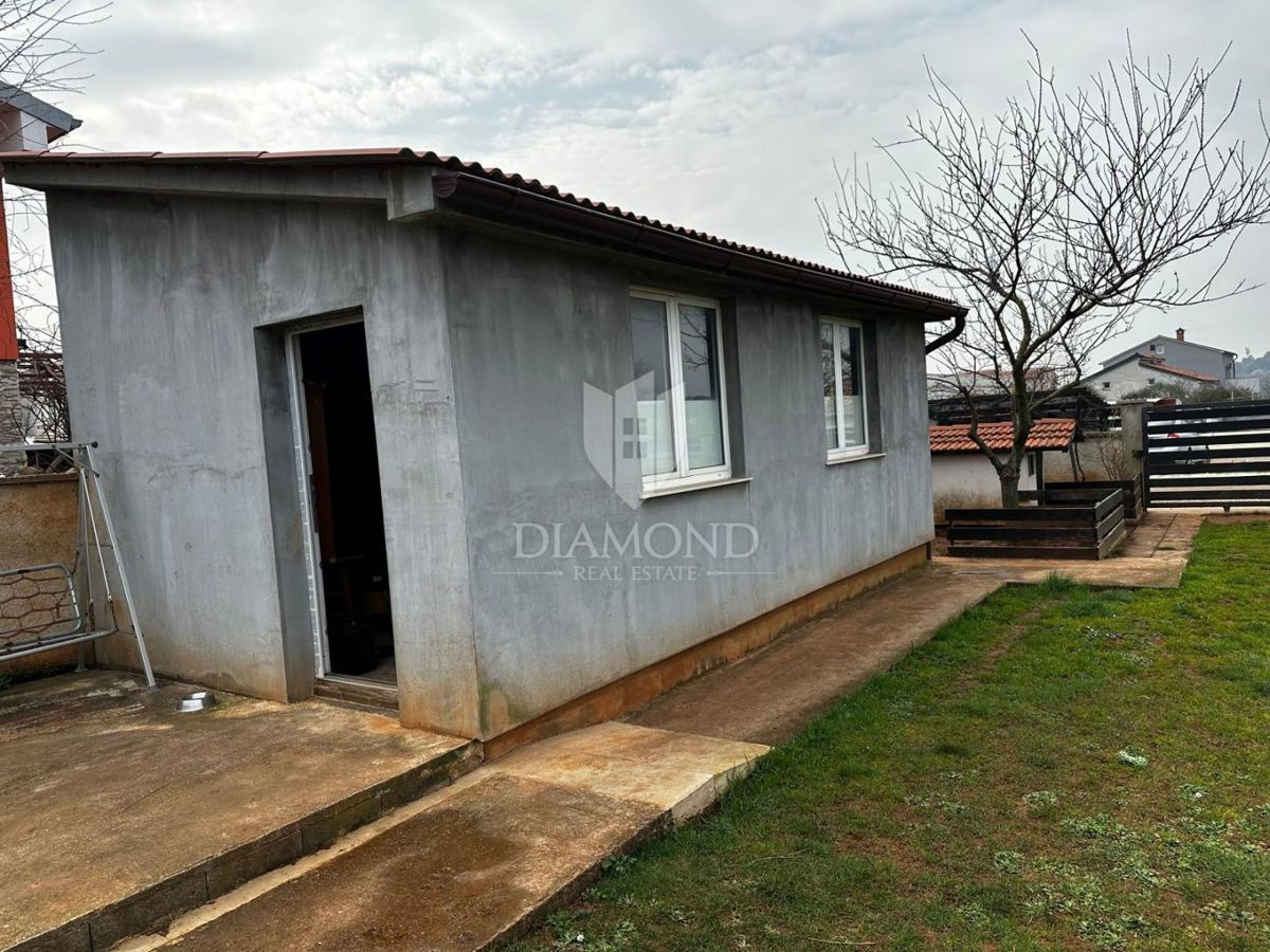 Okolica Pule - gradbeno zemljišče z dvema legaliziranima objektoma, idealno za bivanje ali investicijo