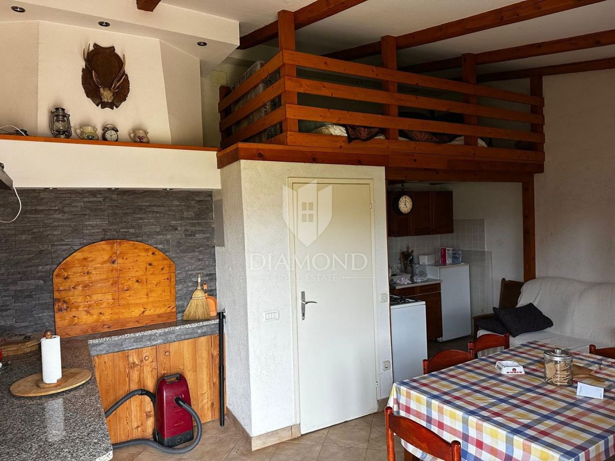 Okolica Pule - gradbeno zemljišče z dvema legaliziranima objektoma, idealno za bivanje ali investicijo