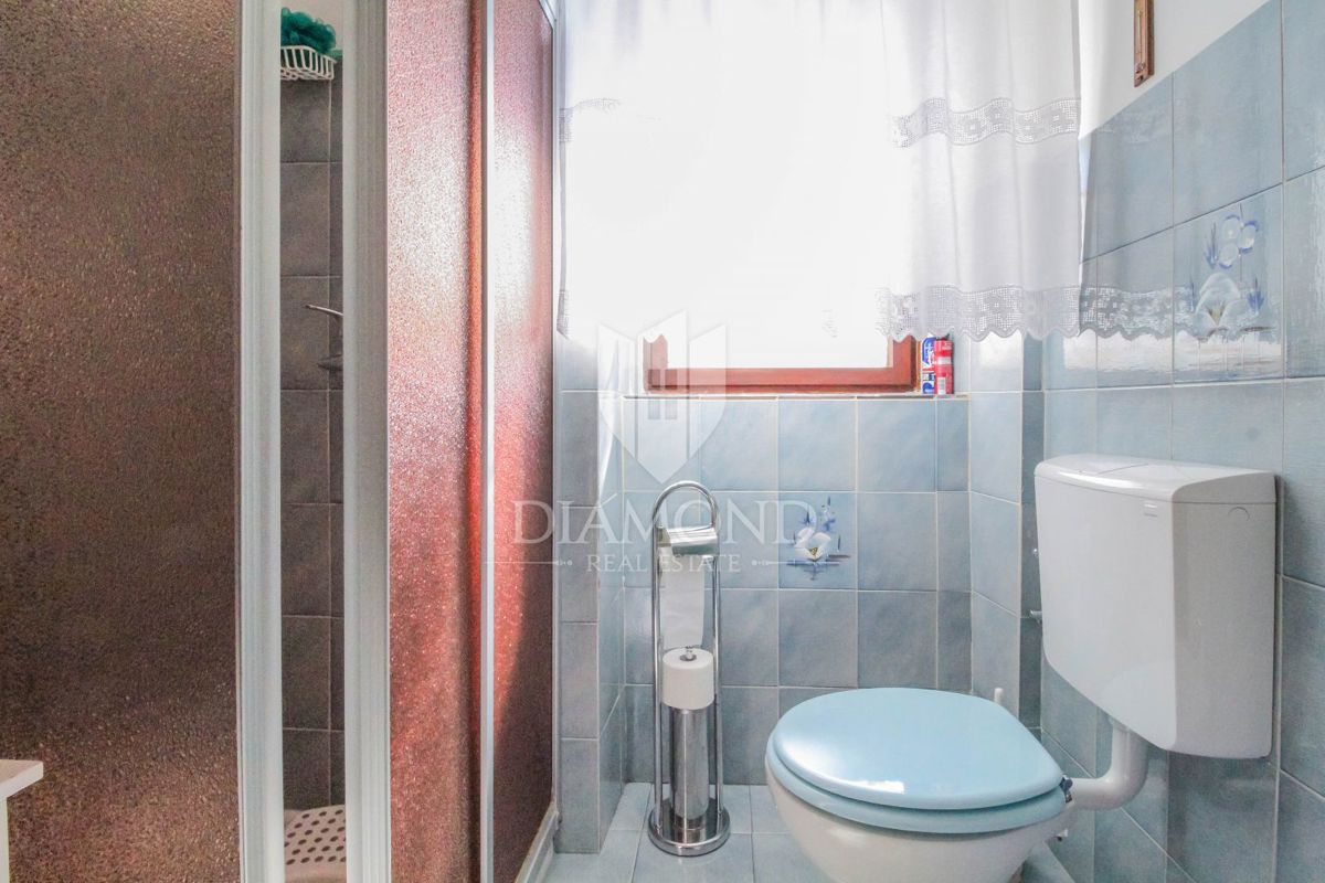 Buje, okolica, samostoječa hiša s pogledom na more !