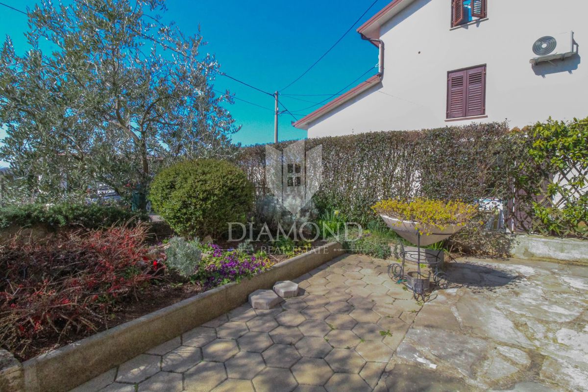 Buje, okolica, samostoječa hiša s pogledom na more !