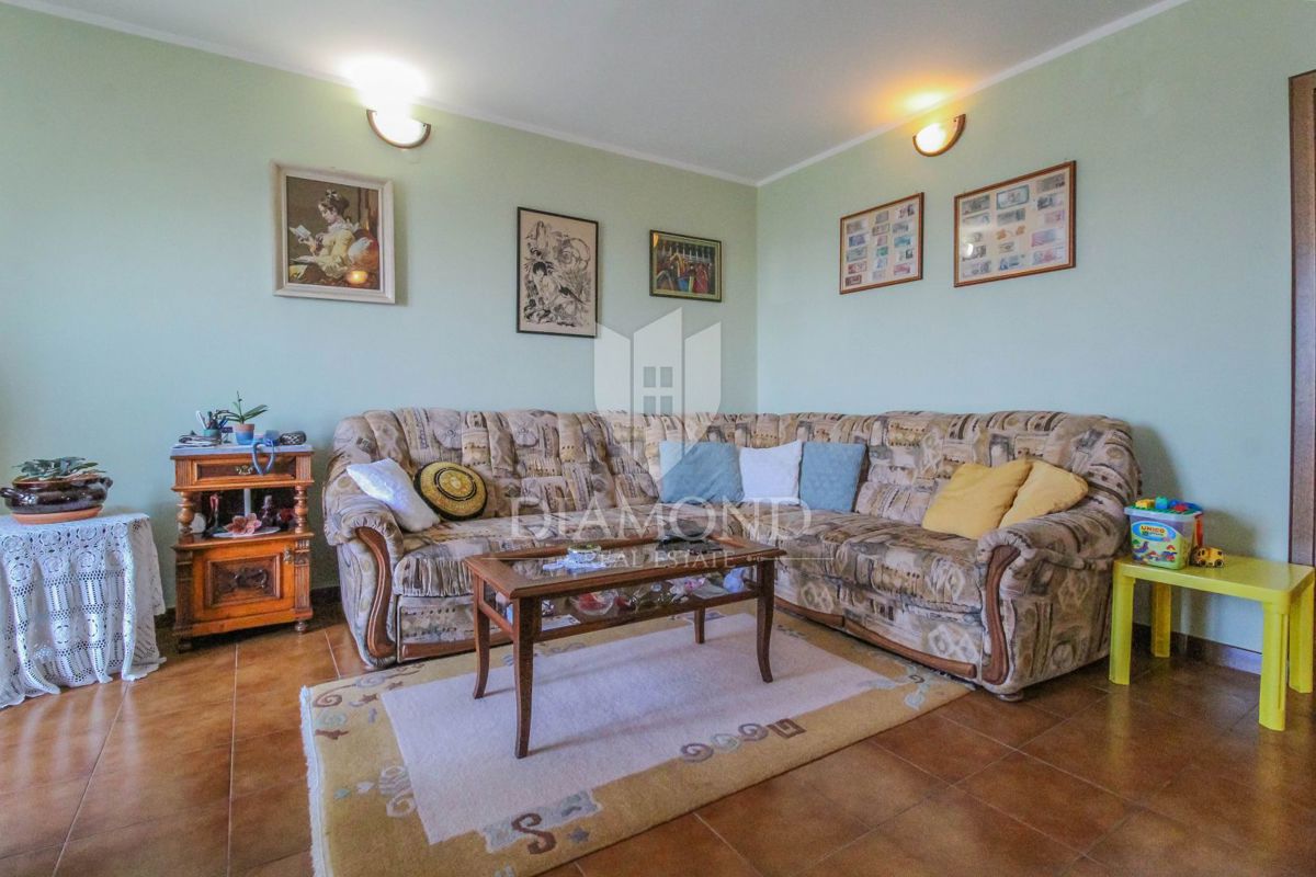 Buje, okolica, samostoječa hiša s pogledom na more !