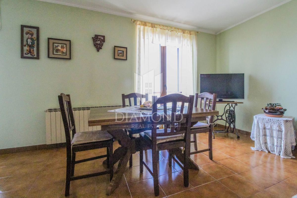 Buje, okolica, samostoječa hiša s pogledom na more !