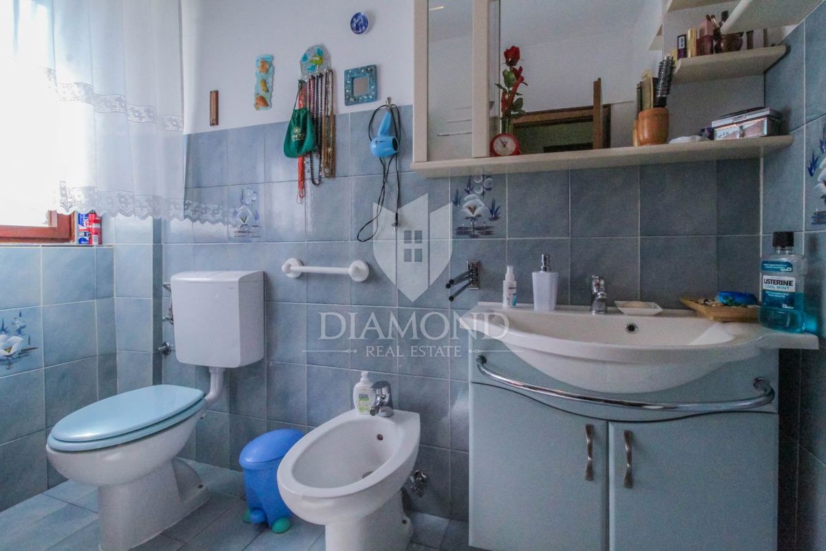 Buje, okolica, samostoječa hiša s pogledom na more !