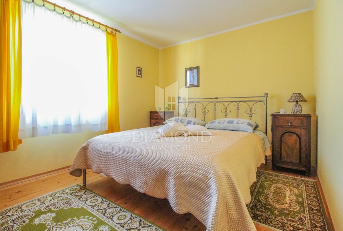 Buje, okolica, samostoječa hiša s pogledom na more !