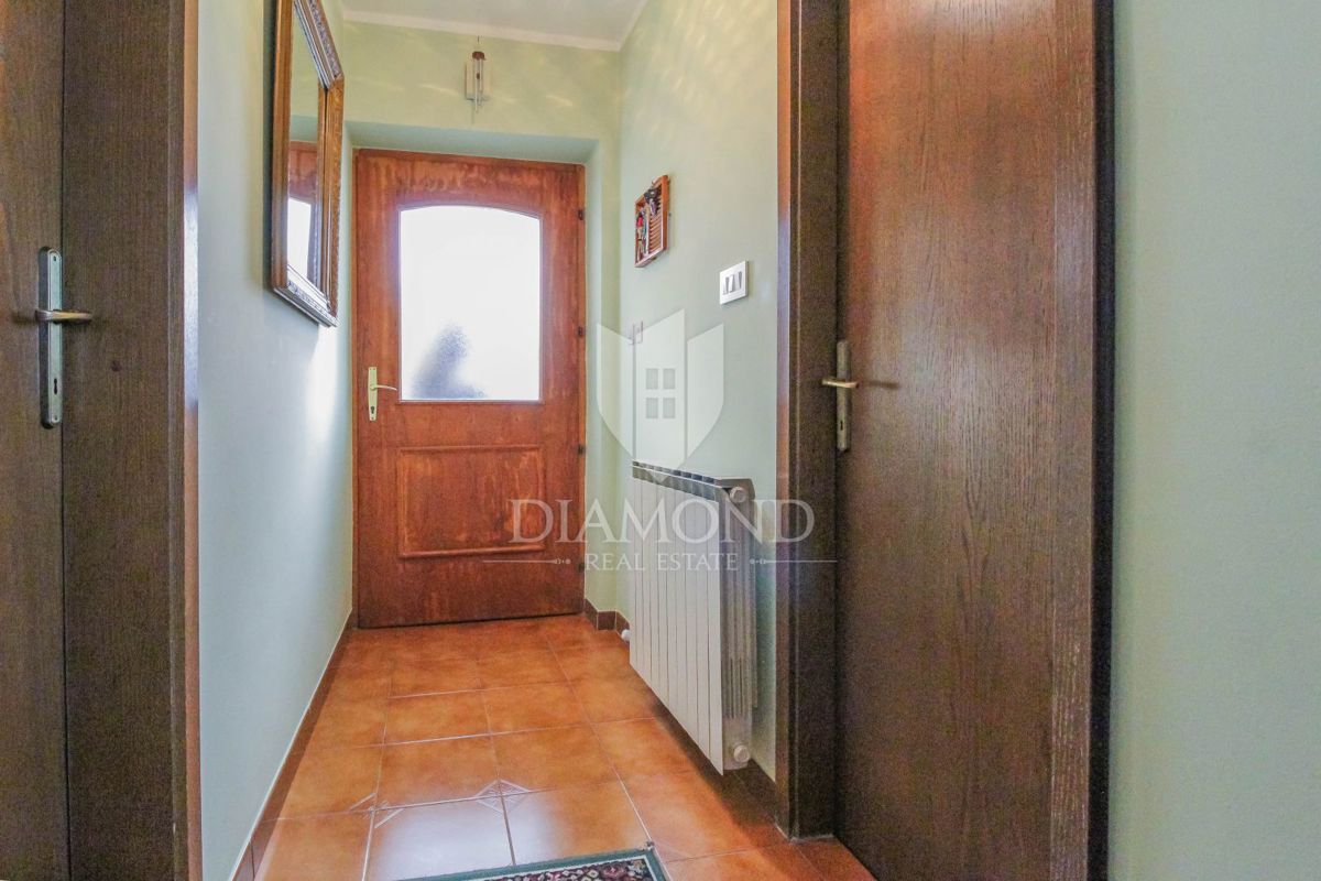 Buje, okolica, samostoječa hiša s pogledom na more !