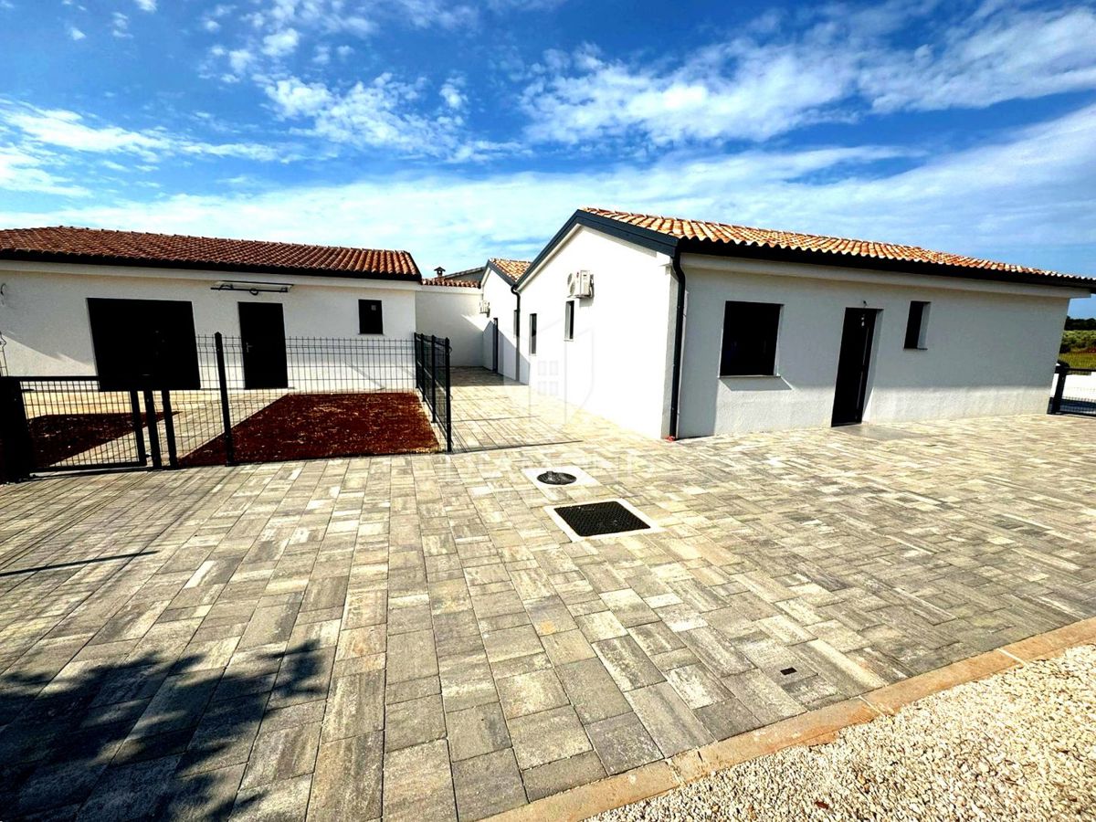 **Slovenski:** Redka priložnost: sodobna pritlična hiša z zasebnim bazenom in vrtom v Poreču