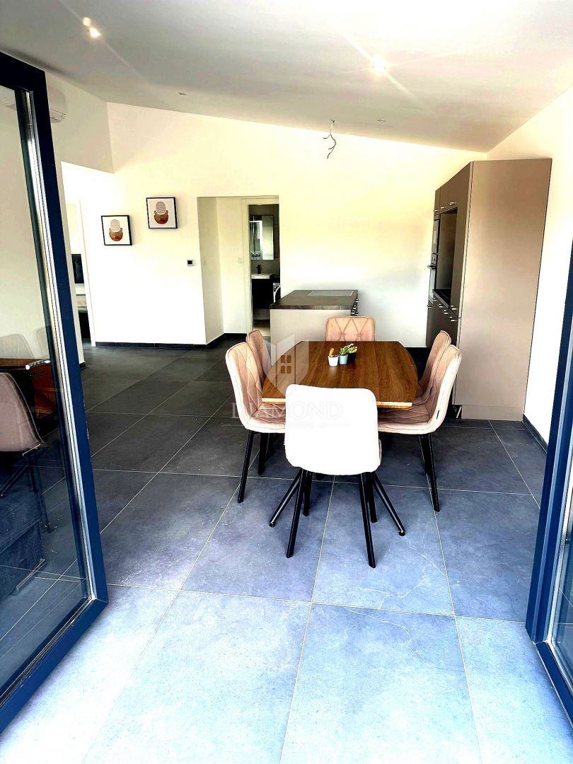 **Slovenski:** Redka priložnost: sodobna pritlična hiša z zasebnim bazenom in vrtom v Poreču