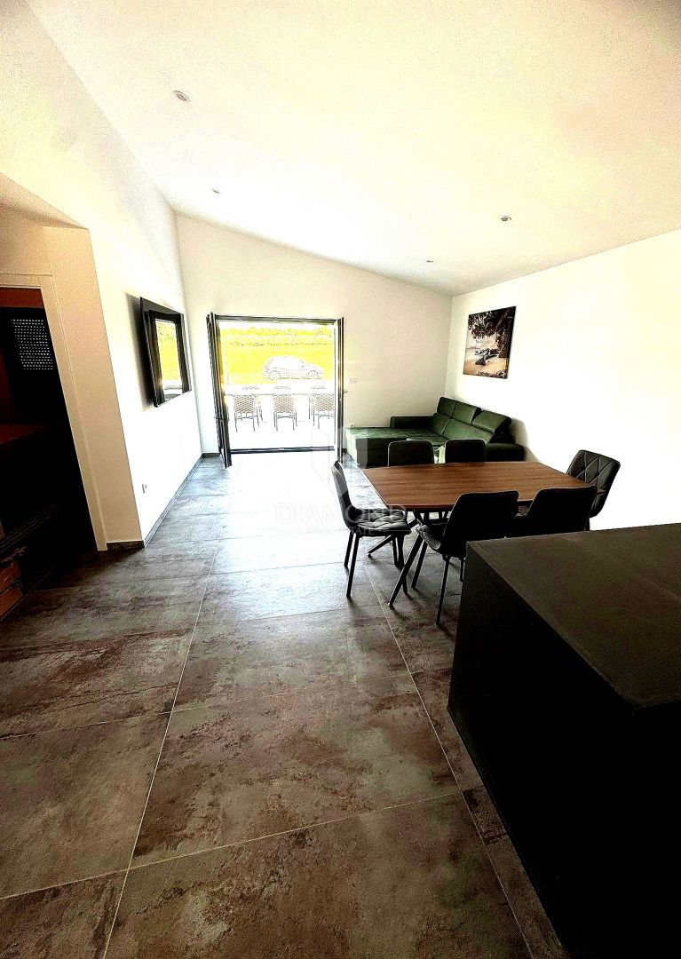 **Slovenski:** Redka priložnost: sodobna pritlična hiša z zasebnim bazenom in vrtom v Poreču