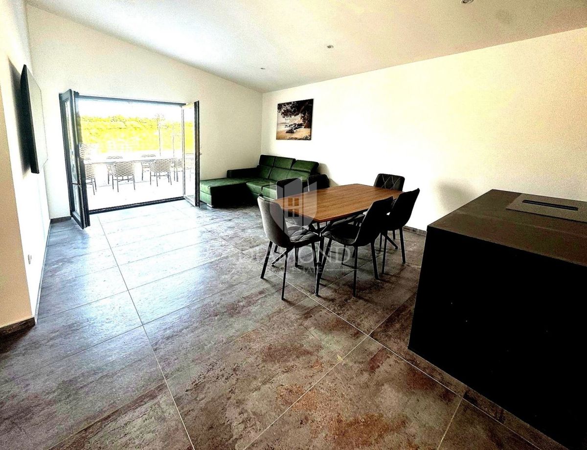 **Slovenski:** Redka priložnost: sodobna pritlična hiša z zasebnim bazenom in vrtom v Poreču