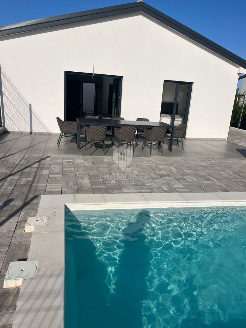 **Slovenski:** Redka priložnost: sodobna pritlična hiša z zasebnim bazenom in vrtom v Poreču