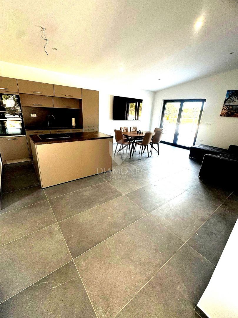 **Slovenski:** Redka priložnost: sodobna pritlična hiša z zasebnim bazenom in vrtom v Poreču